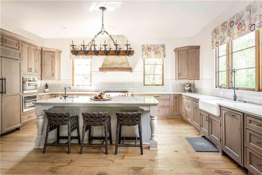 5 bedroom, 5 bathroom, 6,569 sq ft single family residence for sale at 3118 W Roxboro Road, Atlanta, GA 30324 — photo 5