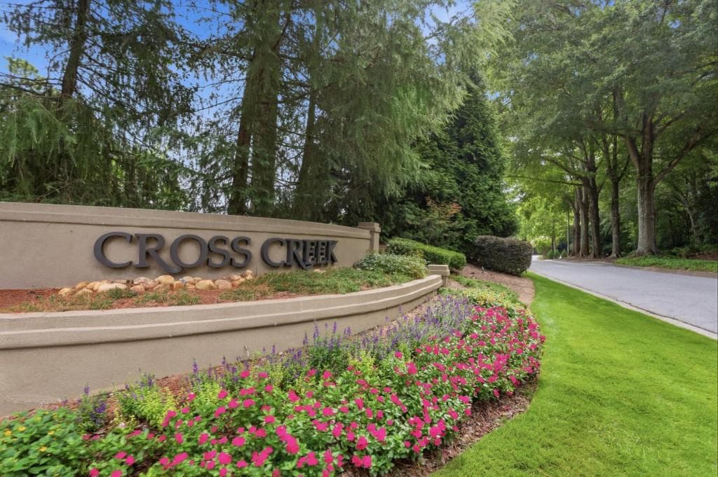 3 bedroom, 2 bathroom, 1,346 sq ft condominium under contract at 53 Chaumont Square, Atlanta, GA 30327