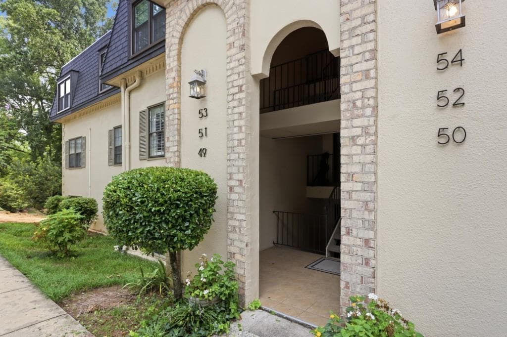 3 bedroom, 2 bathroom, 1,346 sq ft condominium under contract at 53 Chaumont Square, Atlanta, GA 30327 — photo 2