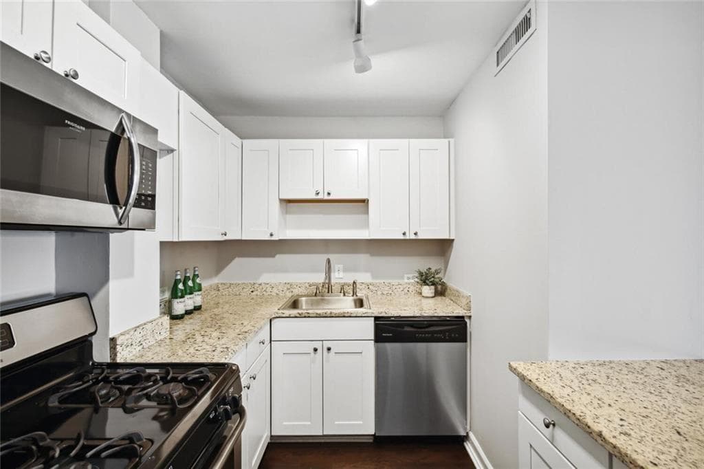 1 bedroom, 1 bathroom, 703 sq ft condominium for rent at 2285 Peachtree Road 904, Atlanta, GA 30309 for $1,400 a month — photo 3