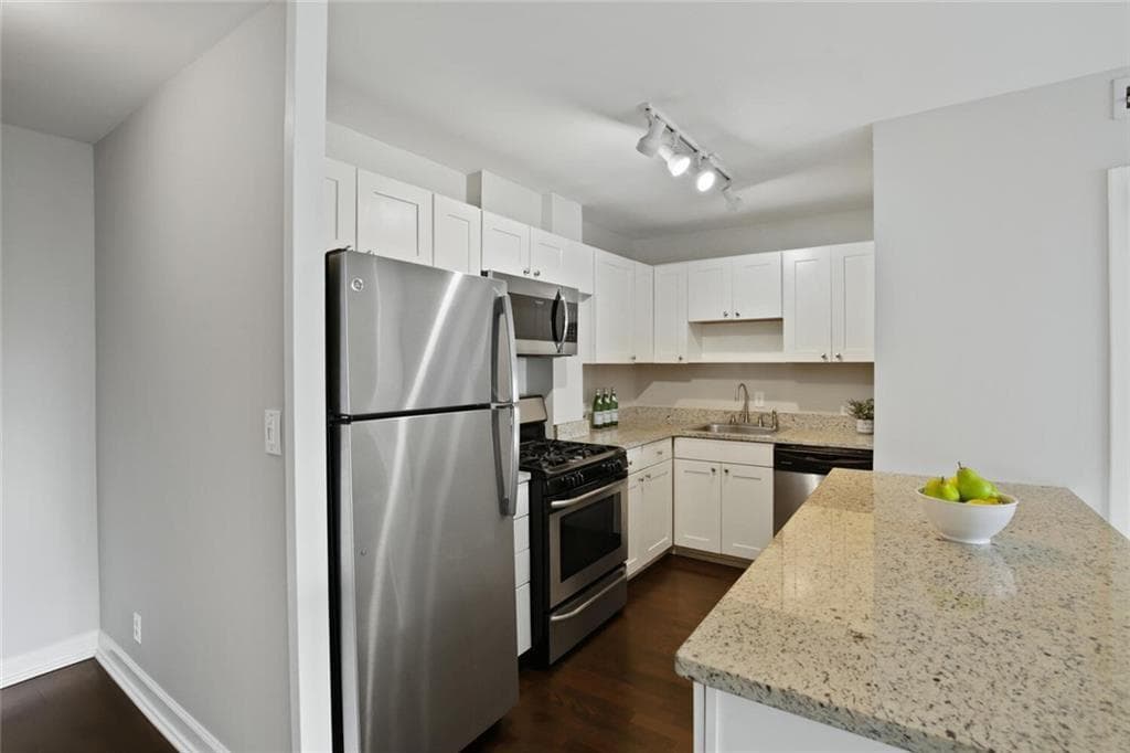 1 bedroom, 1 bathroom, 703 sq ft condominium for rent at 2285 Peachtree Road 904, Atlanta, GA 30309 for $1,400 a month — photo 4