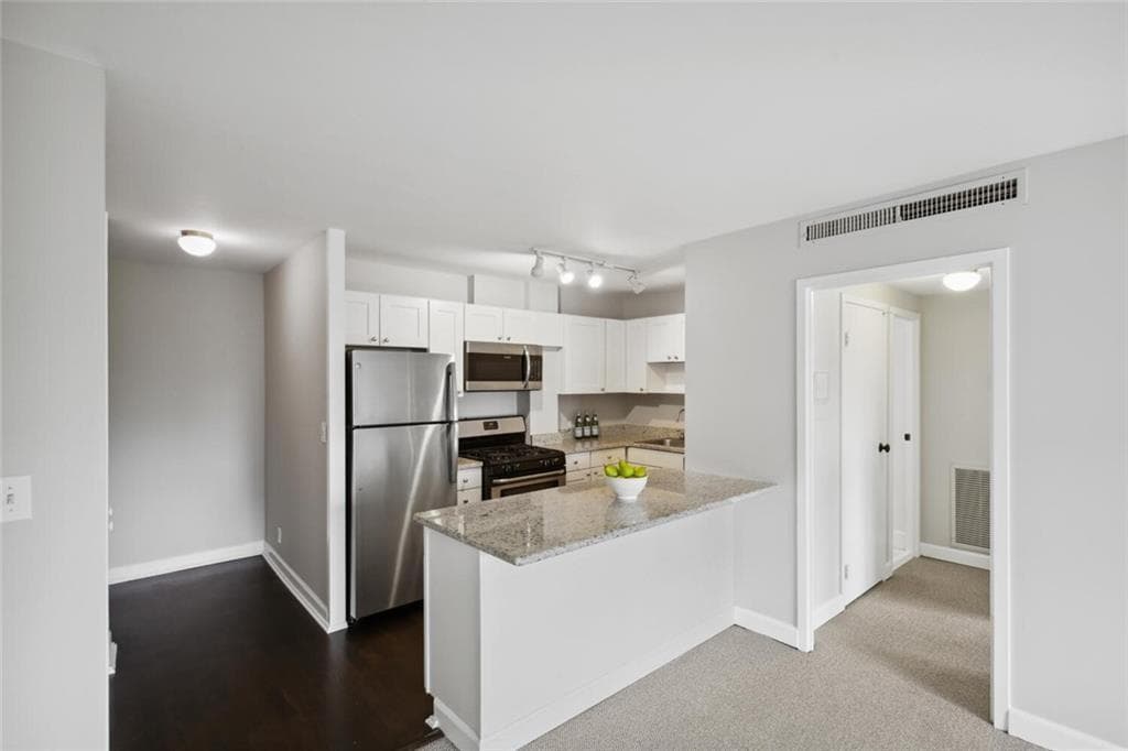 1 bedroom, 1 bathroom, 703 sq ft condominium for rent at 2285 Peachtree Road 904, Atlanta, GA 30309 for $1,400 a month — photo 5
