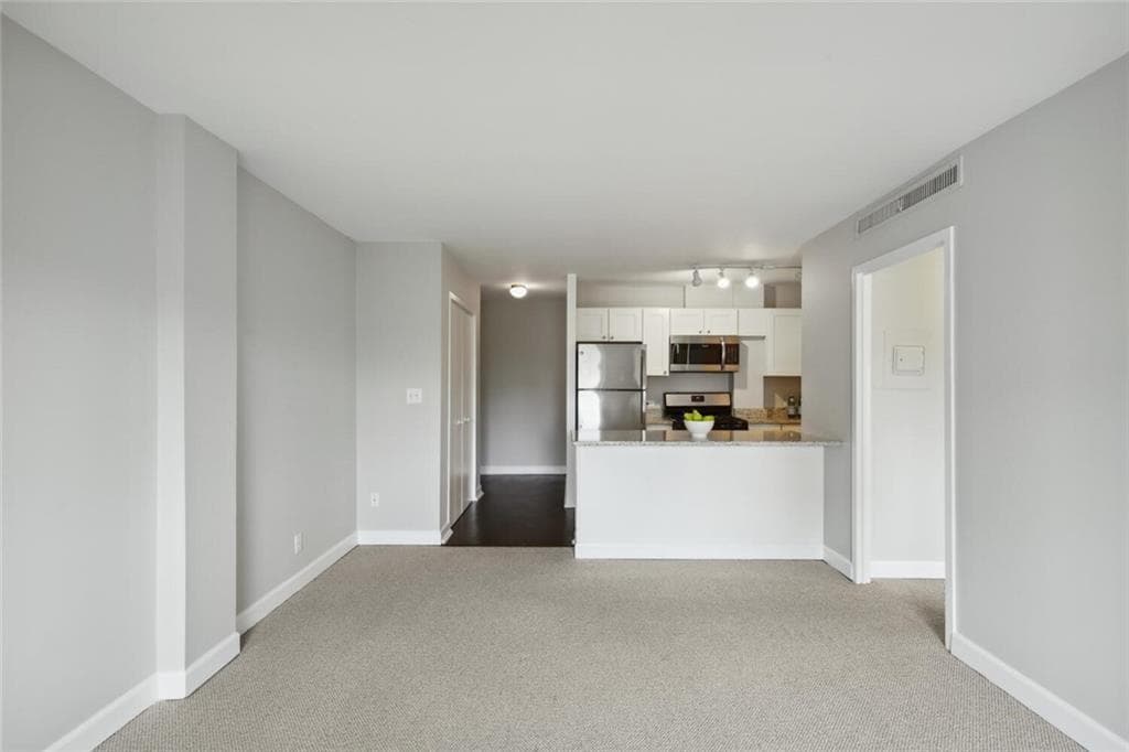 1 bedroom, 1 bathroom, 703 sq ft condominium for rent at 2285 Peachtree Road 904, Atlanta, GA 30309 for $1,400 a month — photo 7