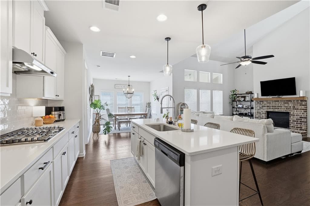 4 bedroom, 3 bathroom, 2,525 sq ft single family residence for sale at 4450 Madison Hall Drive, Cumming, GA 30028 — photo 4