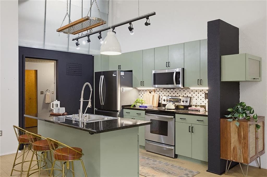 2 bedroom, 2 bathroom, 1,354 sq ft condominium for sale at 195 Arizona Avenue 121, Atlanta, GA 30307 — photo 2