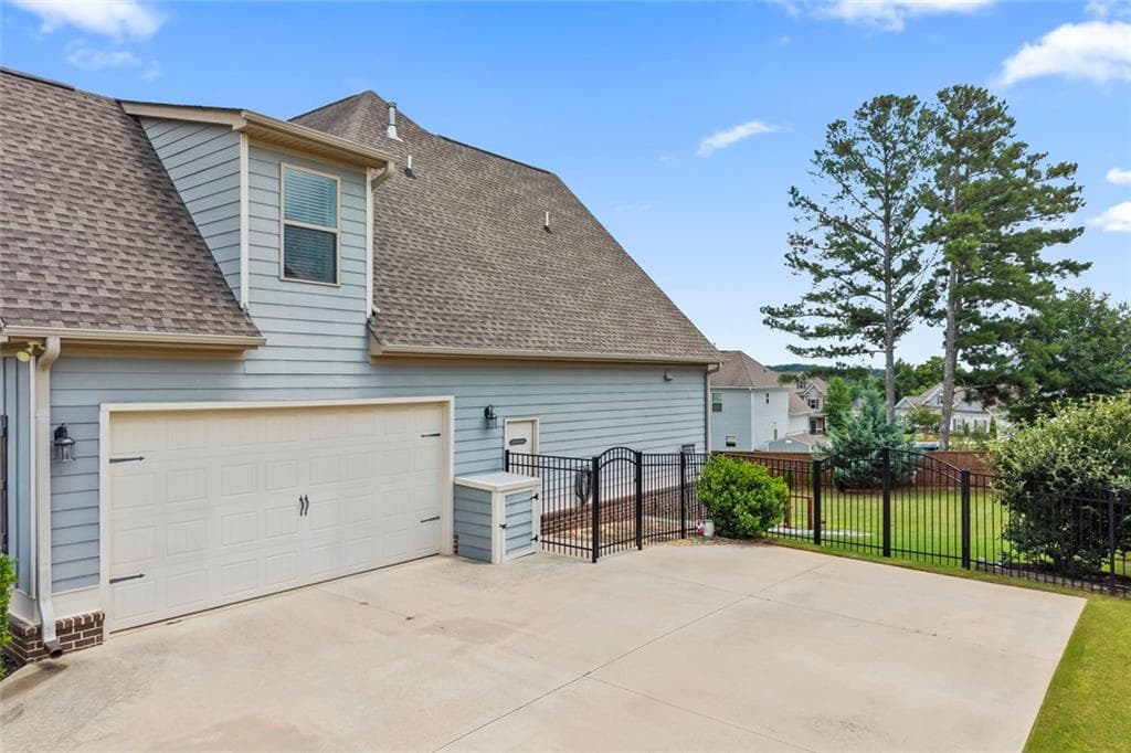 5 bedroom, 3 bathroom, 3,100 sq ft single family residence for sale at 1627 Highland Creek Drive, Monroe, GA 30656 — photo 3