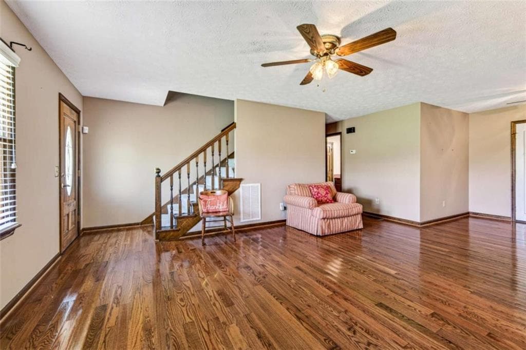3 bedroom, 2 bathroom, 2,200 sq ft single family residence under contract at 114 Marlow Road, Maysville, GA 30558 — photo 4