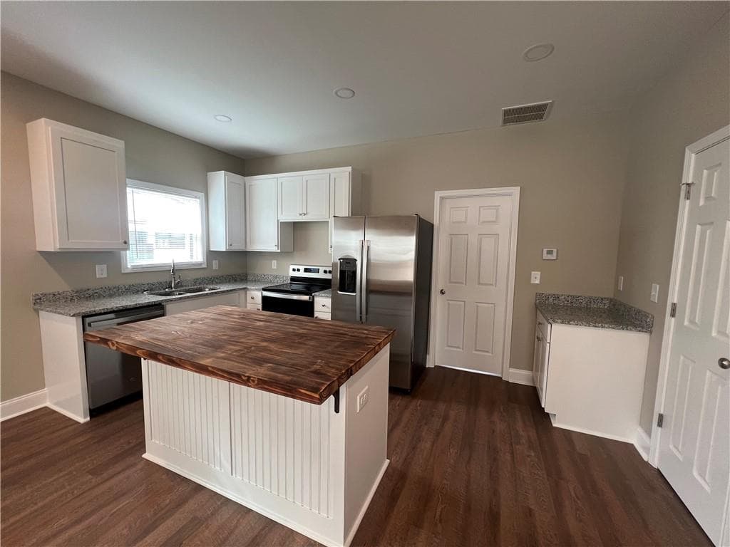 3 bedroom, 2 bathroom single family residence for rent at 1027 Park Hill Drive, Gainesville, GA 30501 for $1,895 a month — photo 3