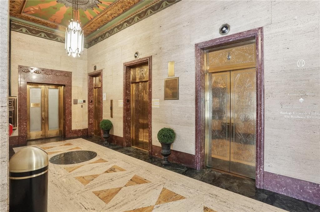 1 bedroom, 1 bathroom, 591 sq ft condominium for sale at 32 Peachtree Street 1101, Atlanta, GA 30303 — photo 2