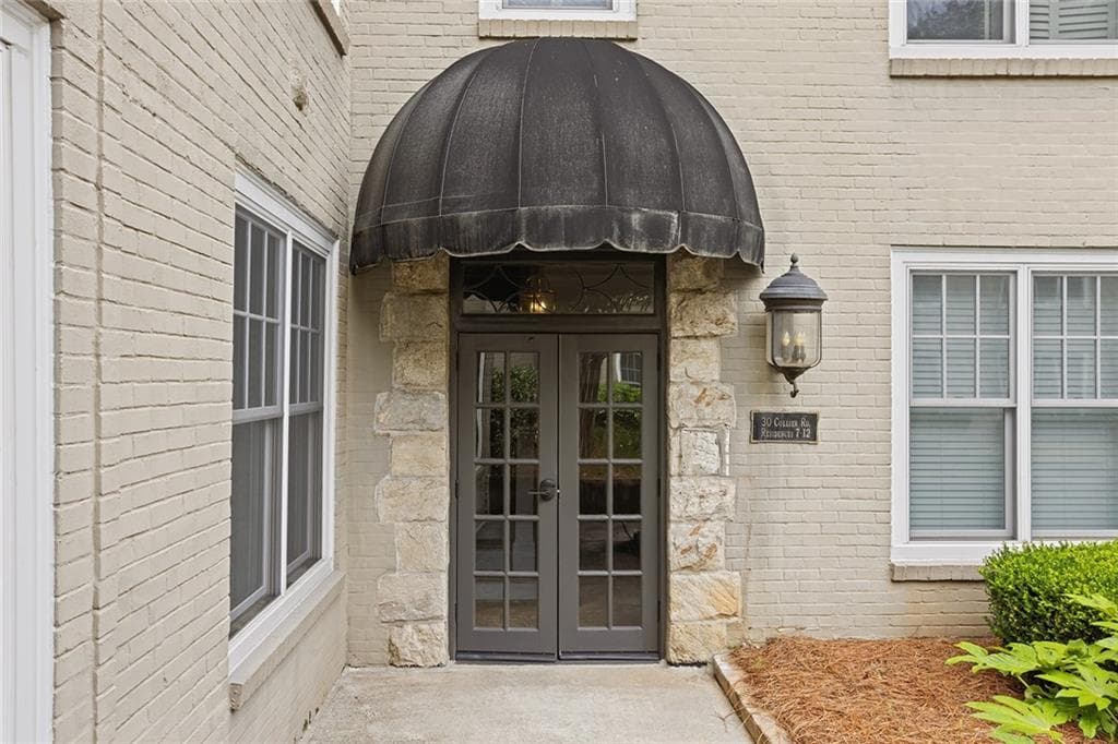 2 bedroom, 1 bathroom, 976 sq ft condominium sold at 30 Collier Road 8, Atlanta, GA 30309