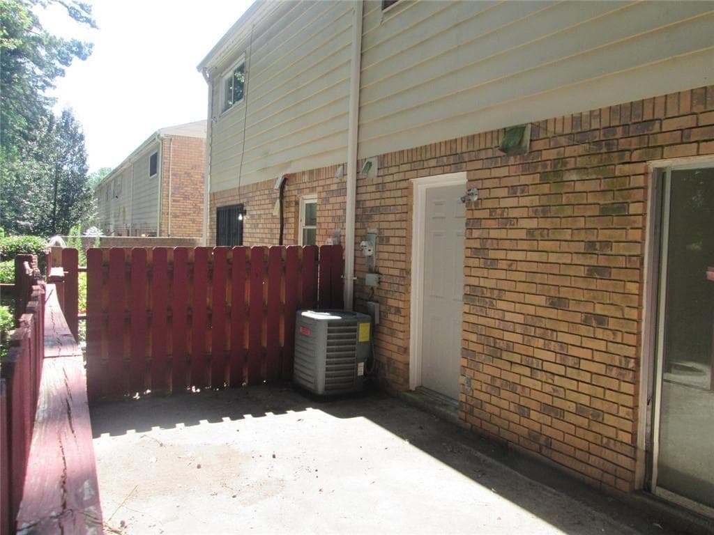 2 bedroom, 2 bathroom, 750 sq ft condominium under contract at 4701 Flat Shoals Road 39G, Union City, GA 30291 — photo 2