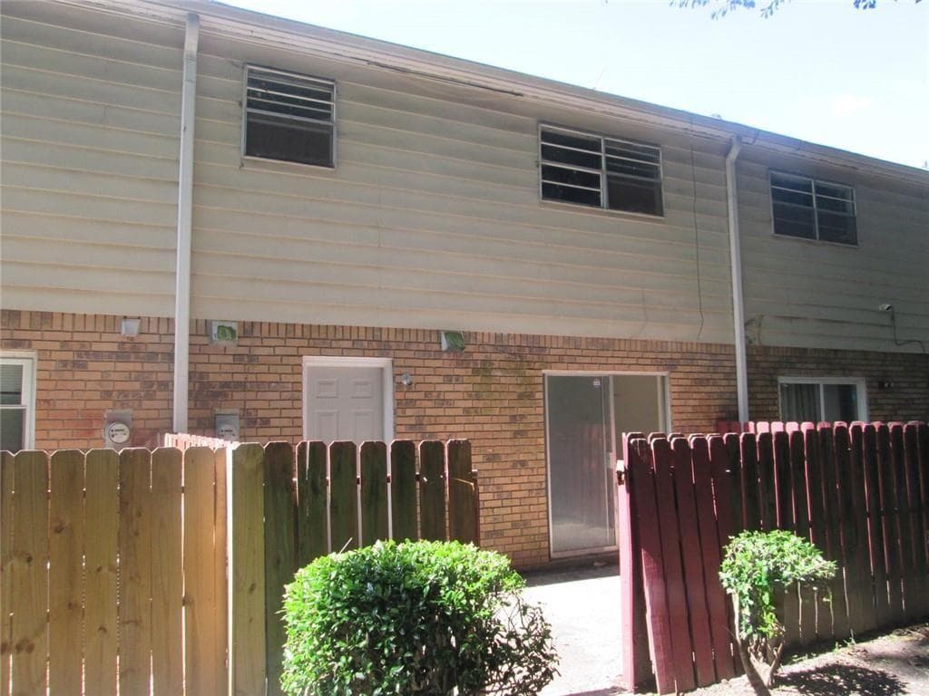 2 bedroom, 2 bathroom, 750 sq ft condominium under contract at 4701 Flat Shoals Road 39G, Union City, GA 30291 — photo 3