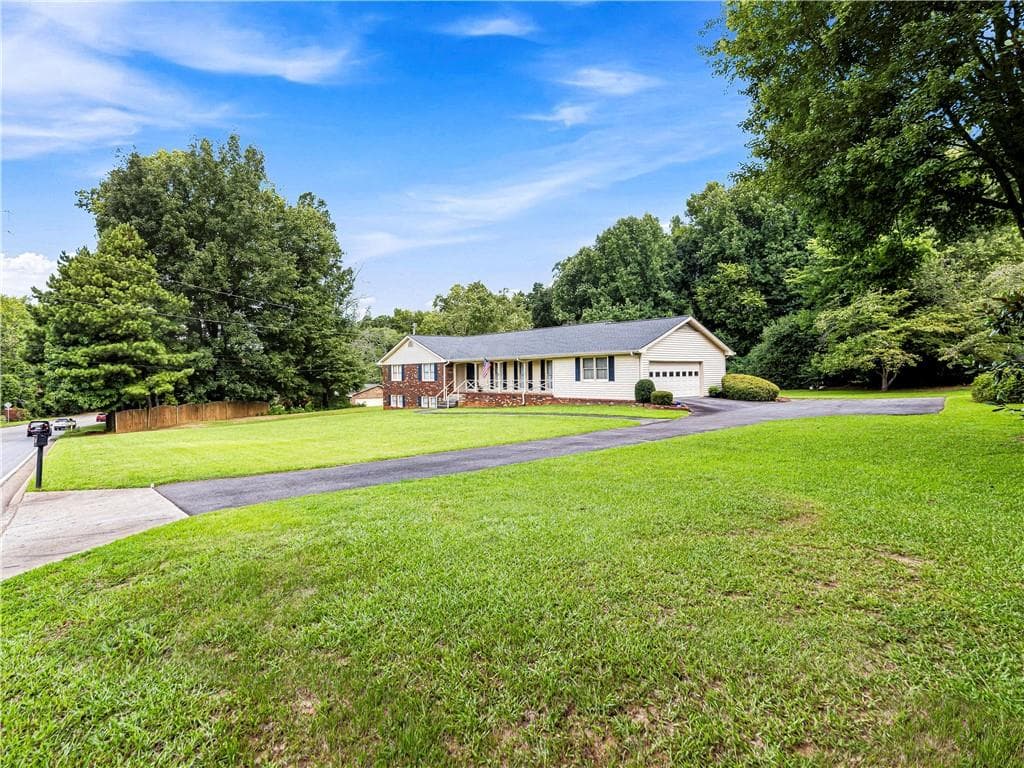 3 bedroom, 2 bathroom, 2,213 sq ft single family residence for sale at 2405 Post Oak Tritt Road, Marietta, GA 30062 — photo 3