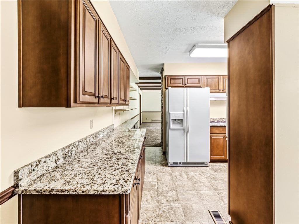 3 bedroom, 2 bathroom, 2,213 sq ft single family residence for sale at 2405 Post Oak Tritt Road, Marietta, GA 30062 — photo 9