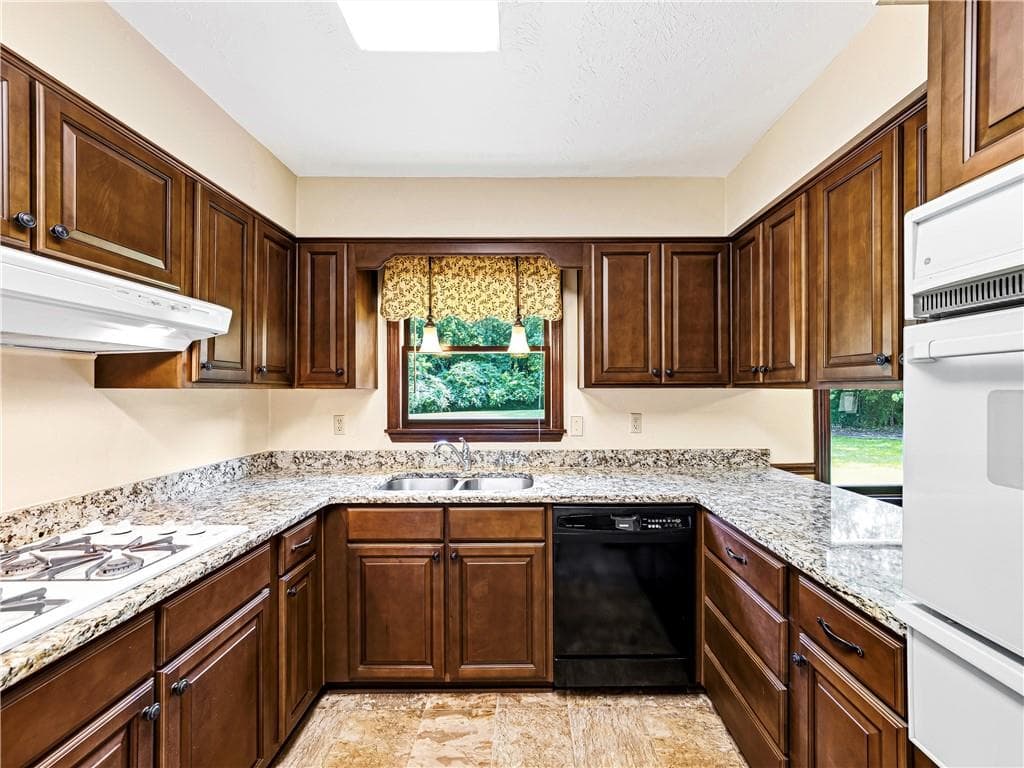 3 bedroom, 2 bathroom, 2,213 sq ft single family residence for sale at 2405 Post Oak Tritt Road, Marietta, GA 30062 — photo 10