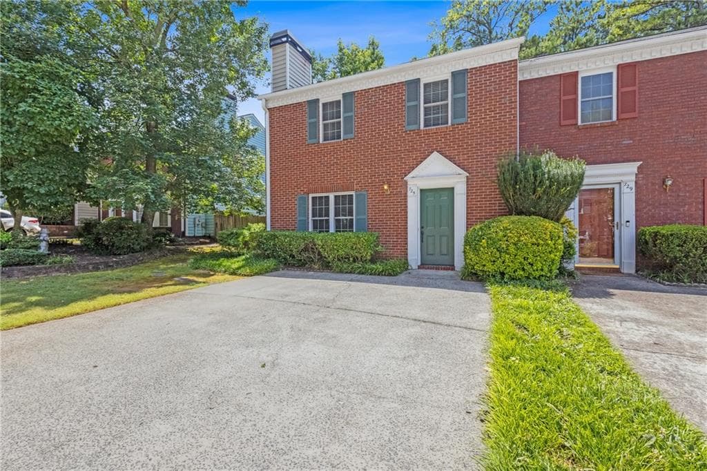 3 bedroom, 3 bathroom, 1,584 sq ft townhouse for sale at 725 Anderson Walk, Marietta, GA 30062 — photo 2