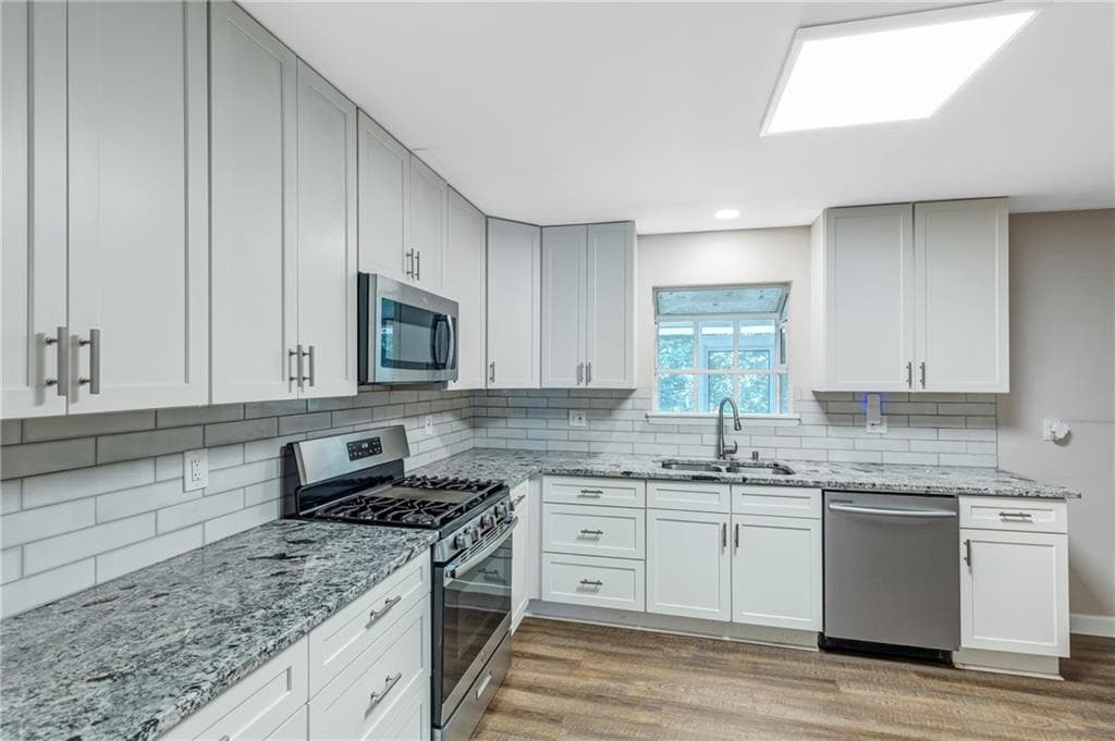 3 bedroom, 3 bathroom, 1,584 sq ft townhouse for sale at 725 Anderson Walk, Marietta, GA 30062 — photo 4