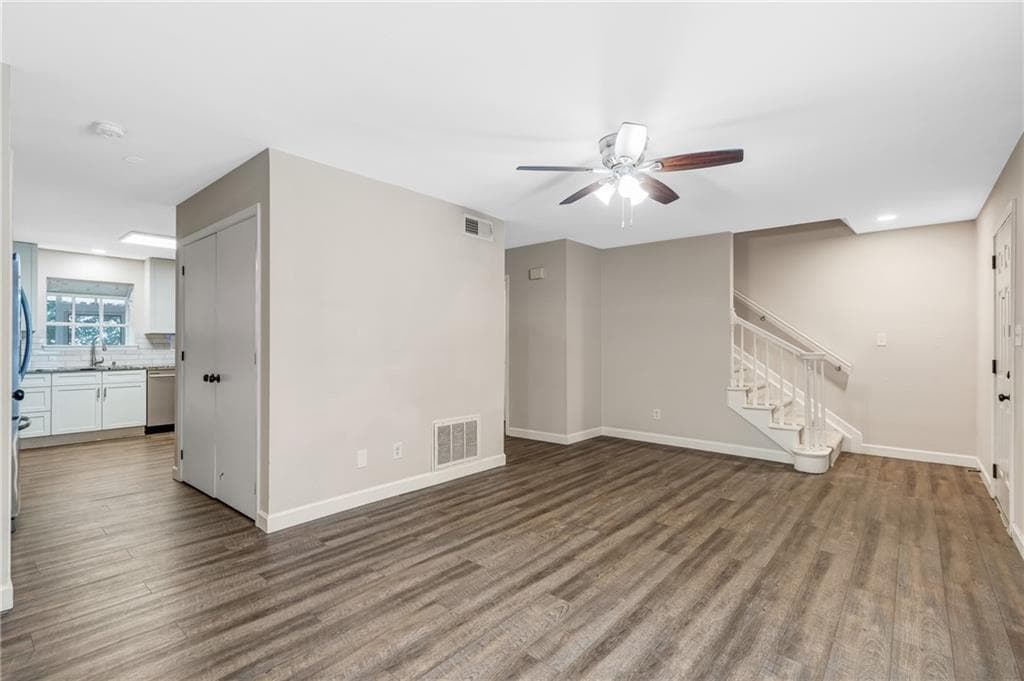 3 bedroom, 3 bathroom, 1,584 sq ft townhouse for sale at 725 Anderson Walk, Marietta, GA 30062 — photo 9