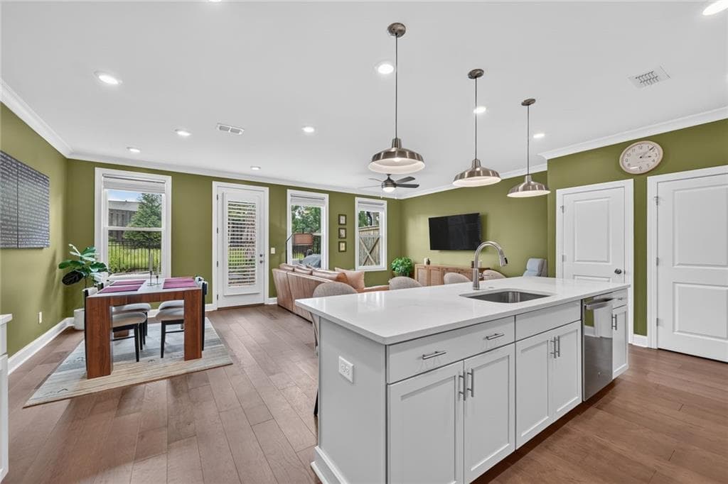 3 bedroom, 3 bathroom, 1,852 sq ft townhouse for sale at 1409 Casteel Lake Lane, Buford, GA 30518 — photo 1 of 33