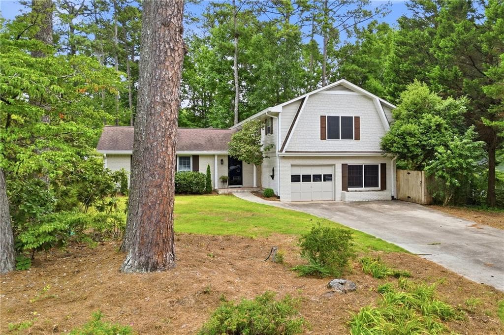 4 bedroom, 3 bathroom, 2,668 sq ft single family residence under contract at 11555 Northgate Way, Roswell, GA 30075 — photo 2
