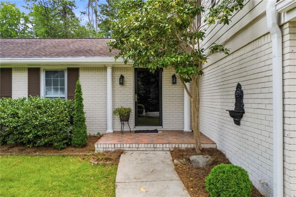 4 bedroom, 3 bathroom, 2,668 sq ft single family residence under contract at 11555 Northgate Way, Roswell, GA 30075 — photo 5