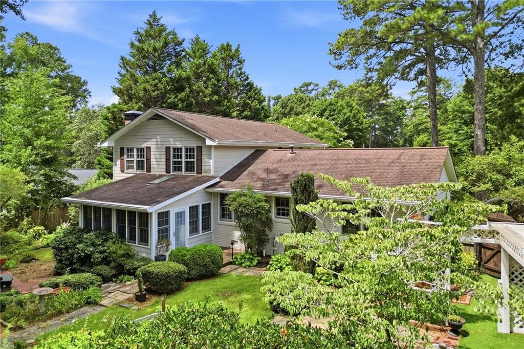 4 bedroom, 3 bathroom, 2,668 sq ft single family residence under contract at 11555 Northgate Way, Roswell, GA 30075 — photo 4