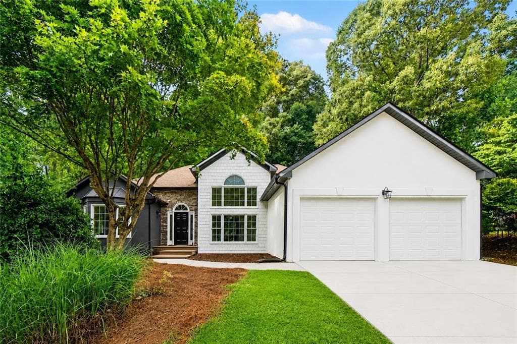 6 bedroom, 3 bathroom, 3,984 sq ft single family residence under contract at 265 Lakeview Lane, Hiram, GA 30141