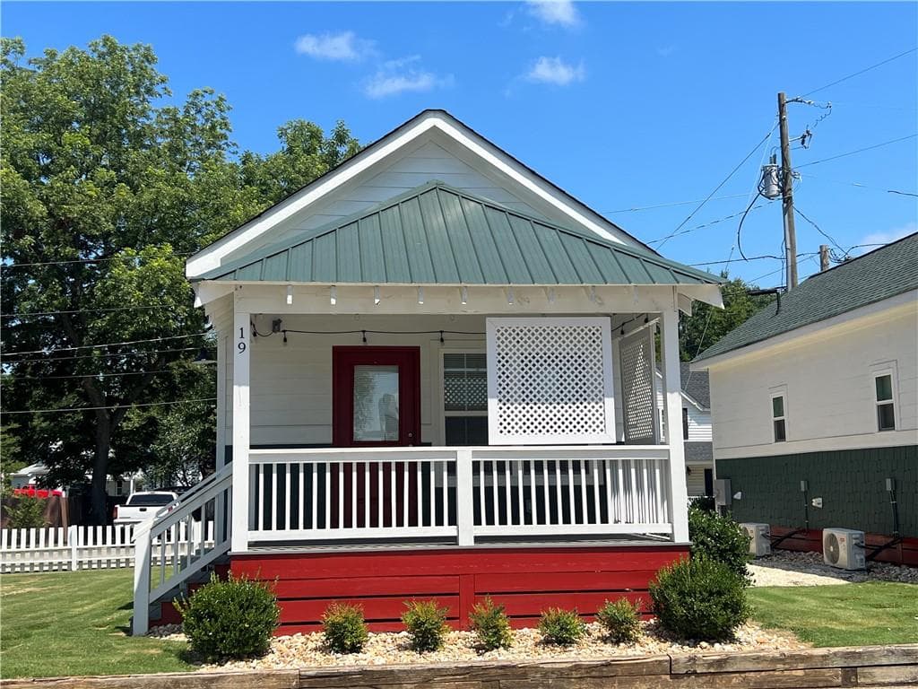 1 bedroom, 1 bathroom single family residence for rent at 19 Myrtle Drive, Gainesville, GA 30501 for $1,425 a month — photo 1 of 7