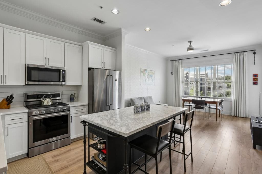 1 bedroom, 1 bathroom, 916 sq ft condominium for sale at 625 Piedmont Avenue 3025, Atlanta, GA 30308 — photo 1 of 32