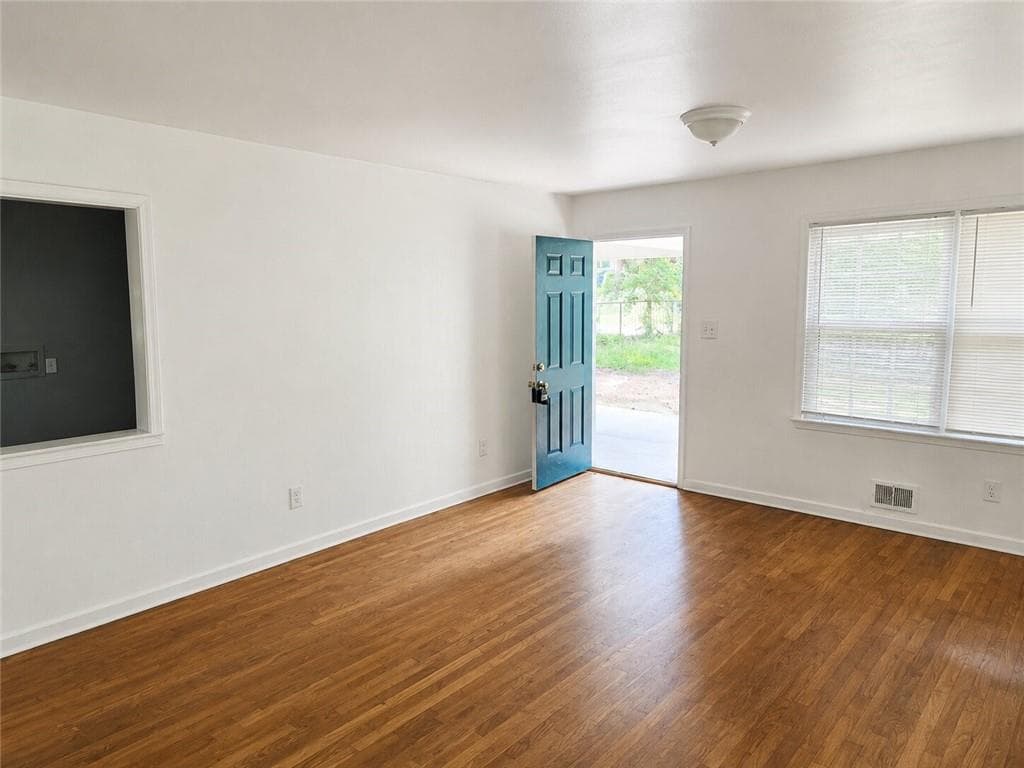 3 bedroom, 2 bathroom, 1,314 sq ft single family residence under contract at 1962 Pine Oak Drive, Atlanta, GA 30310 — photo 3