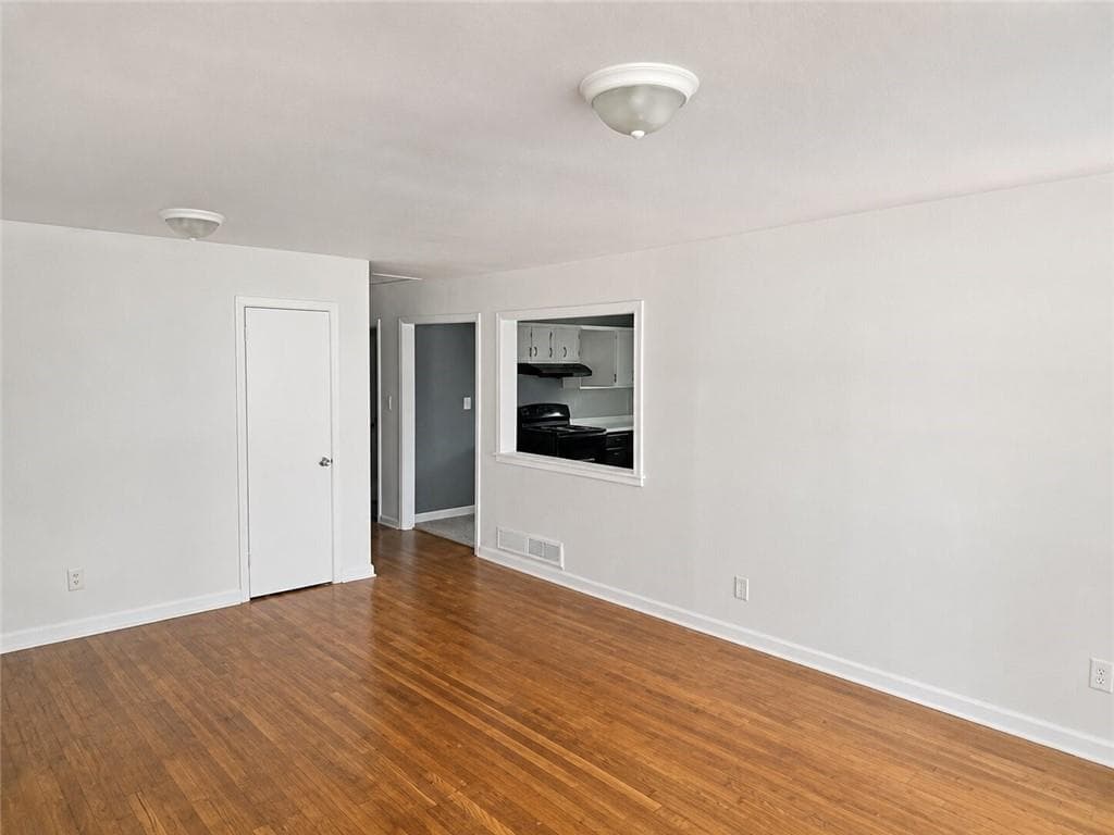 3 bedroom, 2 bathroom, 1,314 sq ft single family residence under contract at 1962 Pine Oak Drive, Atlanta, GA 30310 — photo 4