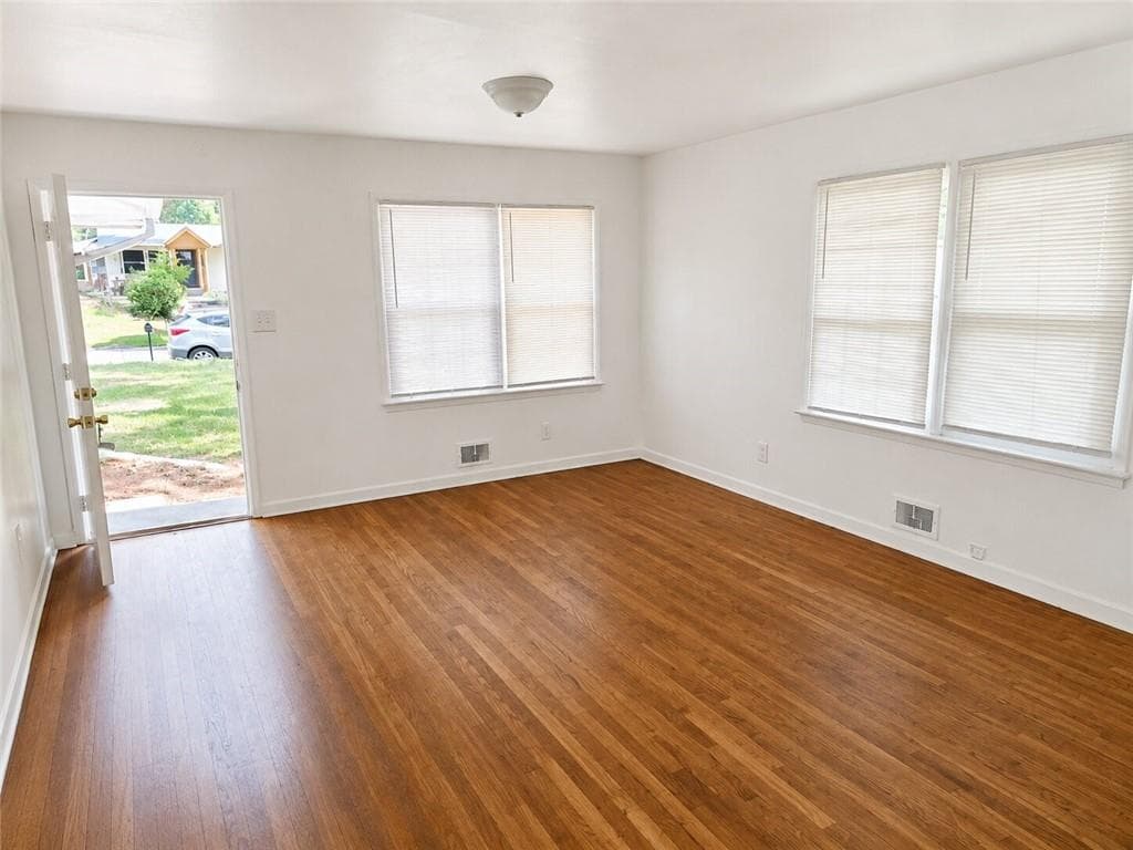 3 bedroom, 2 bathroom, 1,314 sq ft single family residence under contract at 1962 Pine Oak Drive, Atlanta, GA 30310 — photo 5
