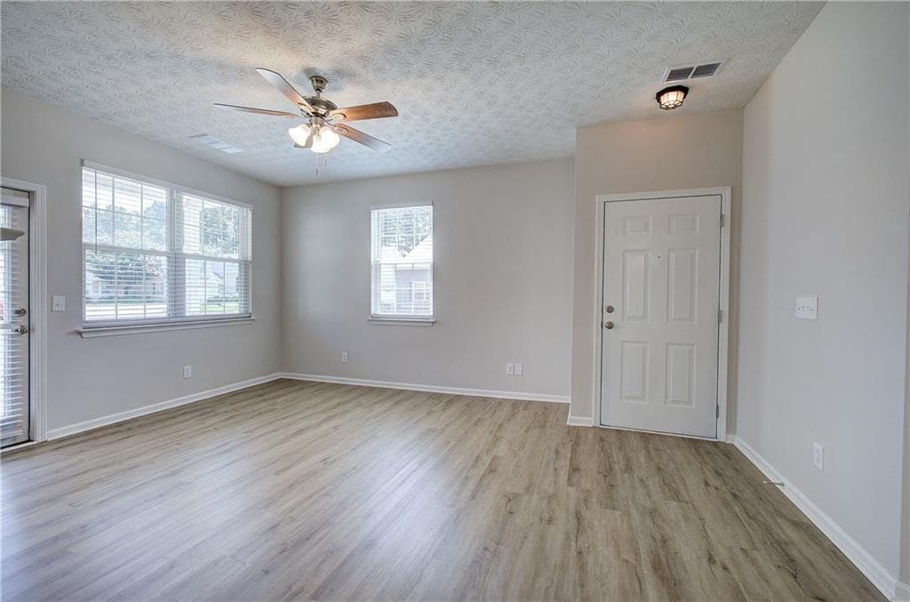 2 bedroom, 2 bathroom, 1,023 sq ft single family residence under contract at 560 Windcroft Circle, Acworth, GA 30101 — photo 9