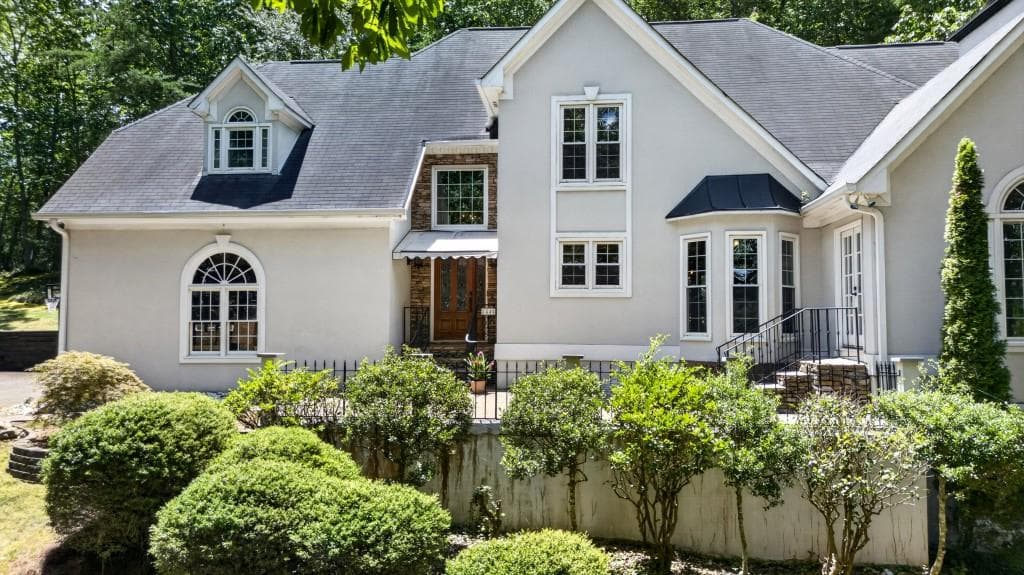 5 bedroom, 5 bathroom, 3,697 sq ft single family residence for sale at 3442 N Slope Court, Marietta, GA 30066 — photo 3