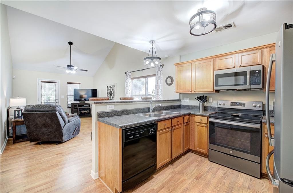 2 bedroom, 2 bathroom, 1,304 sq ft townhouse for sale at 126 Oakview Passage, Canton, GA 30114 — photo 2