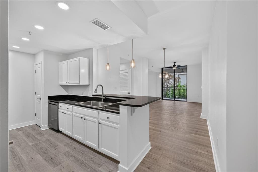 1 bedroom, 1 bathroom, 761 sq ft condominium for sale at 3040 Peachtree Road 313, Atlanta, GA 30305 — photo 1 of 19