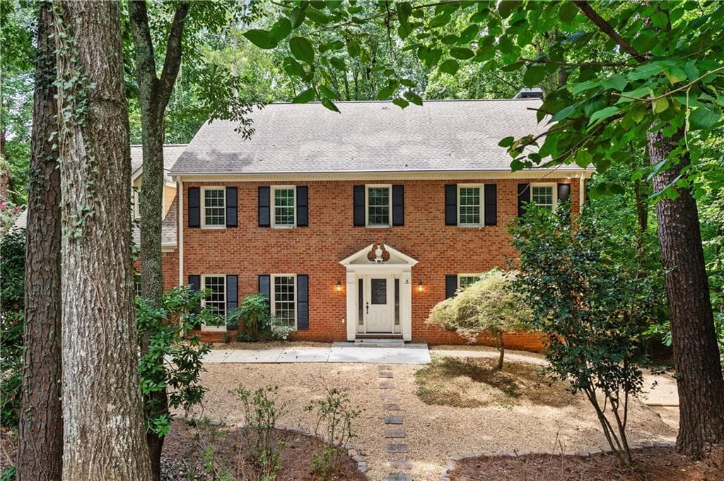 5 bedroom, 6 bathroom, 6,610 sq ft single family residence for sale at 9335 Huntcliff Trace, Sandy Springs, GA 30350 — photo 2