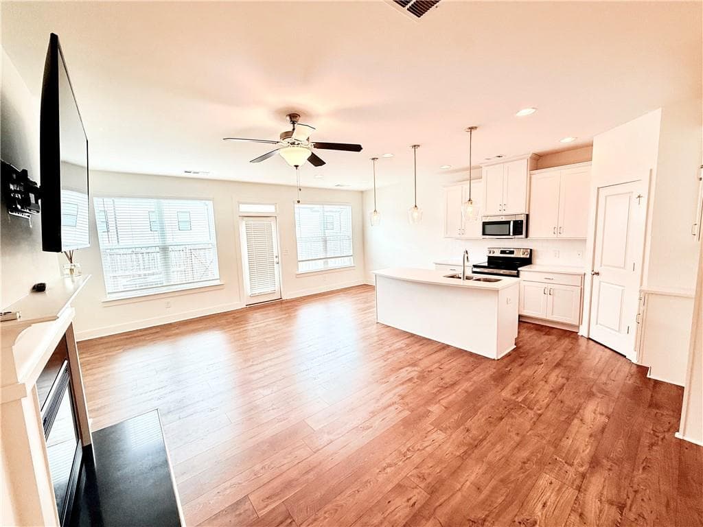 3 bedroom, 3 bathroom, 1,774 sq ft townhouse under contract at 34 Auburn Woods Drive, Auburn, GA 30011 — photo 7