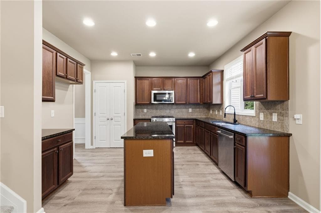 4 bedroom, 3 bathroom, 2,882 sq ft single family residence for sale at 6340 Forest Shore Court, Cumming, GA 30040 — photo 7