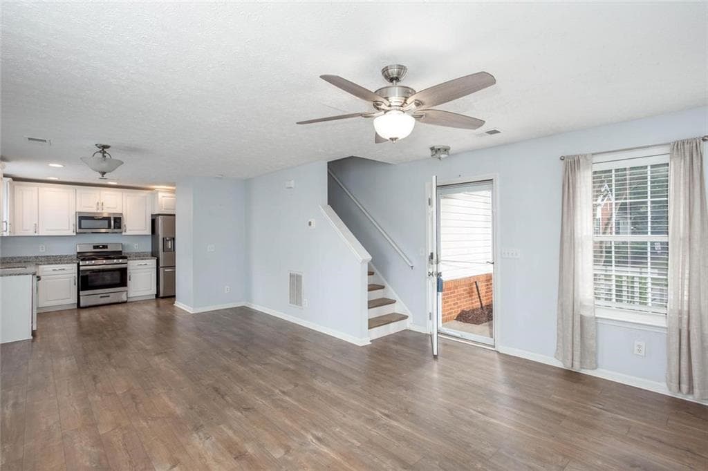2 bedroom, 3 bathroom, 1,314 sq ft single family residence under contract at 126 W Oaks Place, Woodstock, GA 30188 — photo 3
