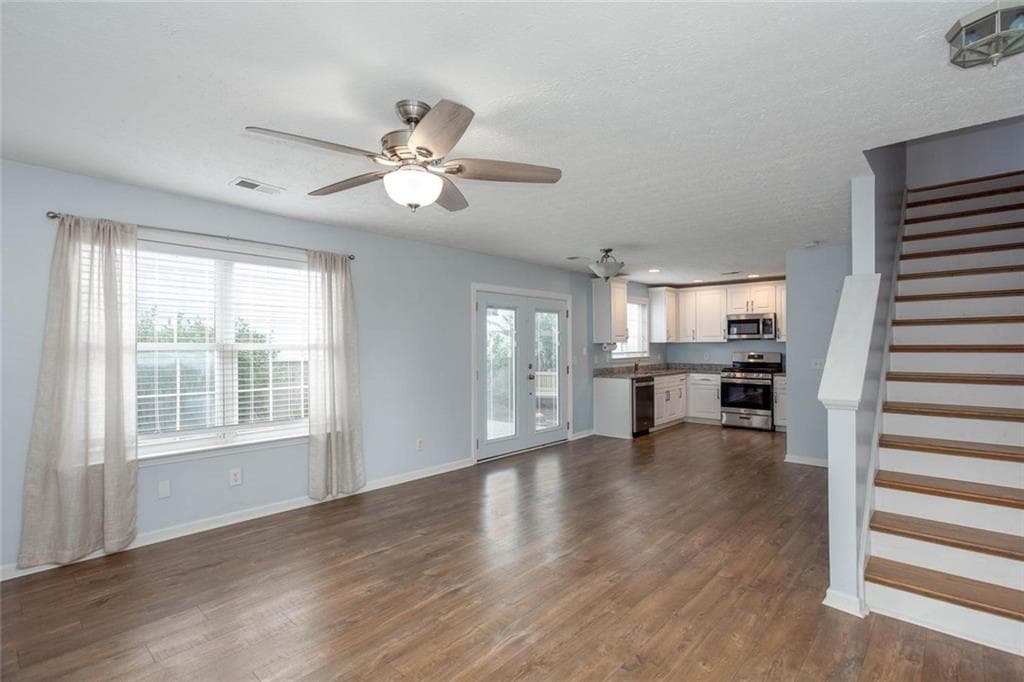 2 bedroom, 3 bathroom, 1,314 sq ft single family residence under contract at 126 W Oaks Place, Woodstock, GA 30188 — photo 4