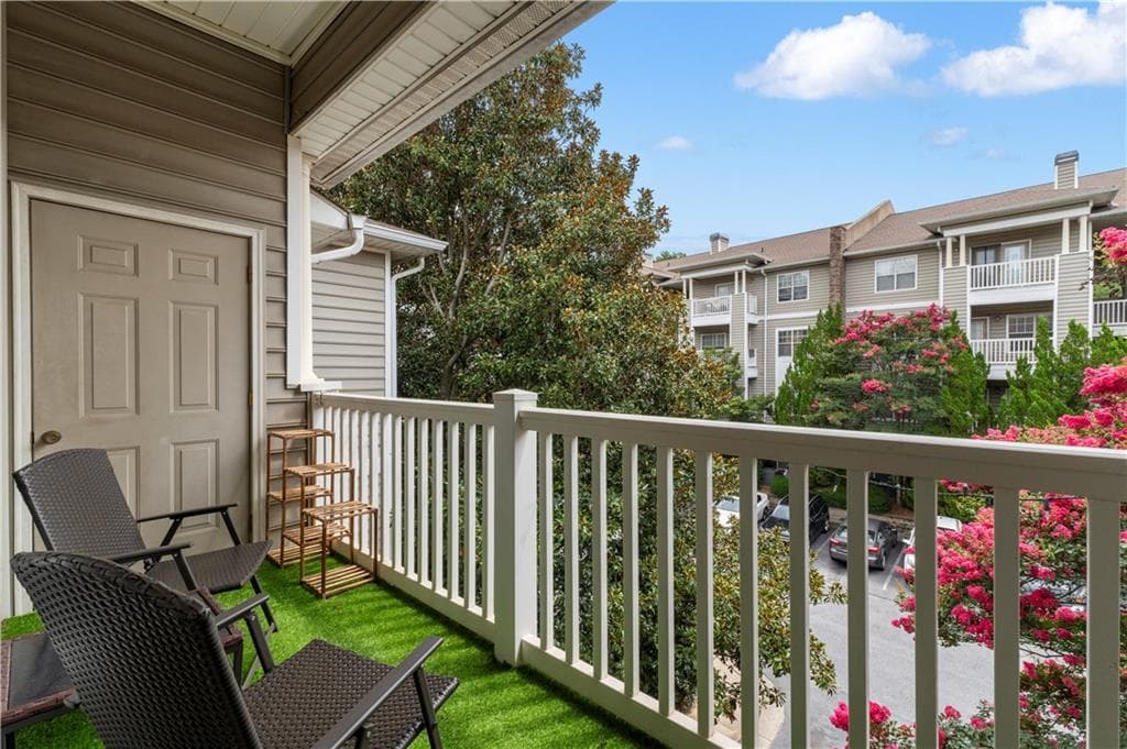 2 bedroom, 2 bathroom, 1,130 sq ft condominium for sale at 2700 Pine Tree Road 2314, Atlanta, GA 30324 — photo 5
