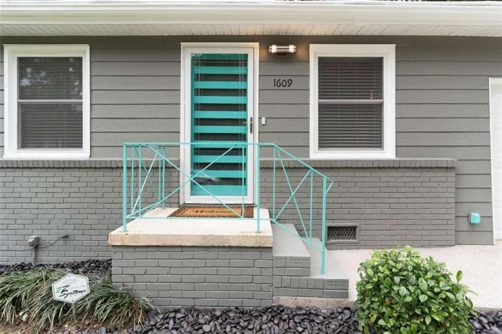 3 bedroom, 2 bathroom, 1,524 sq ft single family residence for sale at 1609 Bridgeport Drive, Atlanta, GA 30318 — photo 4