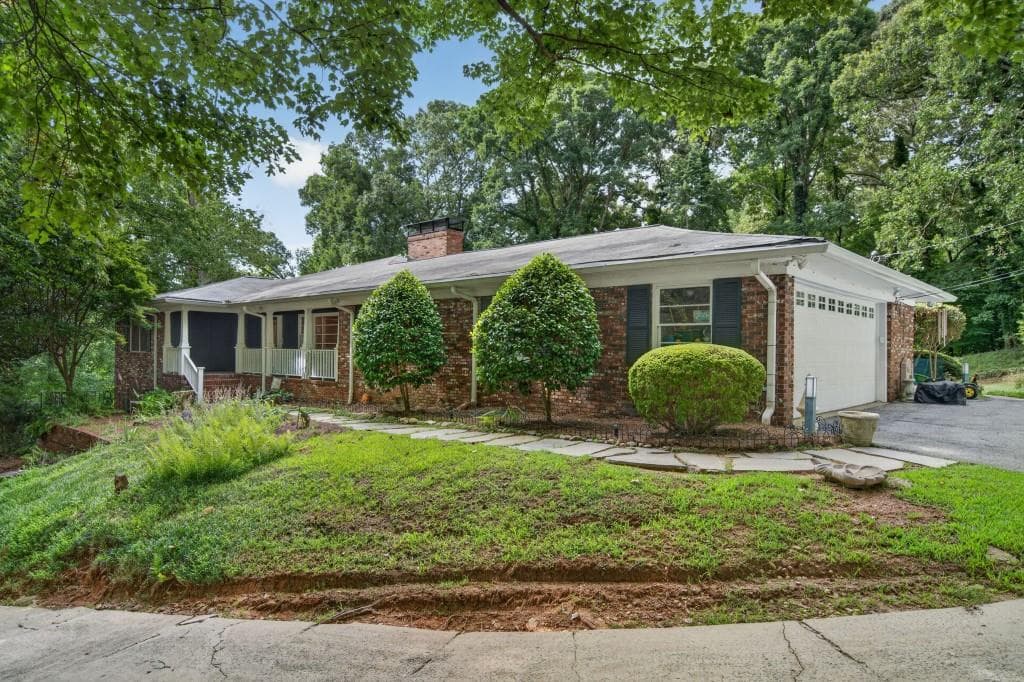 5 bedroom, 3 bathroom, 3,864 sq ft single family residence for sale at 5274 Powers Ferry Road, Atlanta, GA 30327 — photo 3