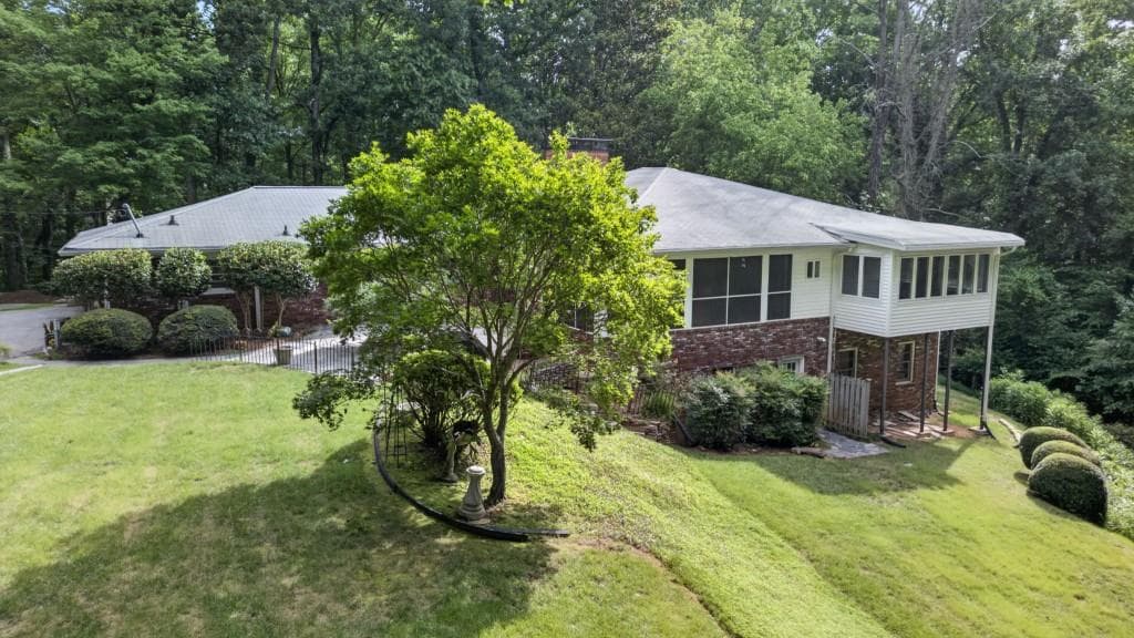 5 bedroom, 3 bathroom, 3,864 sq ft single family residence for sale at 5274 Powers Ferry Road, Atlanta, GA 30327 — photo 4