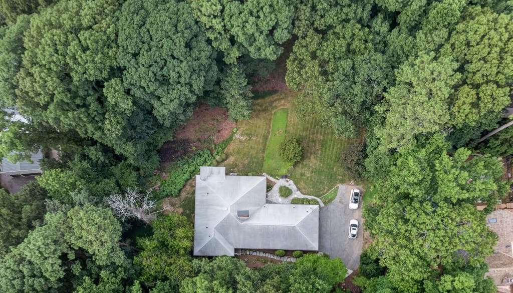 5 bedroom, 3 bathroom, 3,864 sq ft single family residence for sale at 5274 Powers Ferry Road, Atlanta, GA 30327 — photo 2