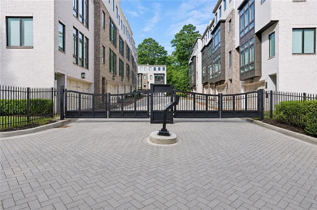 4 bedroom, 5 bathroom, 2,860 sq ft townhouse for sale at 773 Lenox Lane, Atlanta, GA 30324 — photo 4