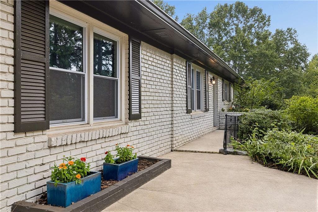 3 bedroom, 2 bathroom, 1,721 sq ft single family residence for sale at 412 Derbyshire Drive, Stone Mountain, GA 30088 — photo 3