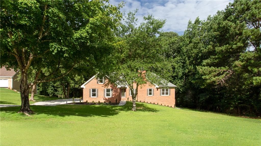 3 bedroom, 2 bathroom, 2,131 sq ft single family residence for sale at 1055 Windridge Drive, Loganville, GA 30052 — photo 3
