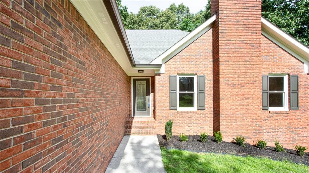 3 bedroom, 2 bathroom, 2,131 sq ft single family residence for sale at 1055 Windridge Drive, Loganville, GA 30052 — photo 5